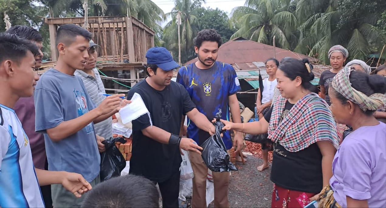 বান্দরবানে বন্যাকবলিত মানুষের পাশে ‘জহির’স ইংলিশ কেয়ার’ পরিবার